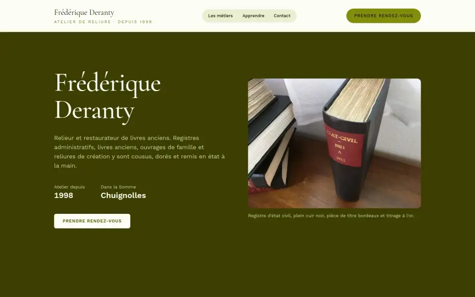 Page d'accueil de la maquette du site de l'atelier de reliure Frédérique Deranty, vue sur un ordinateur